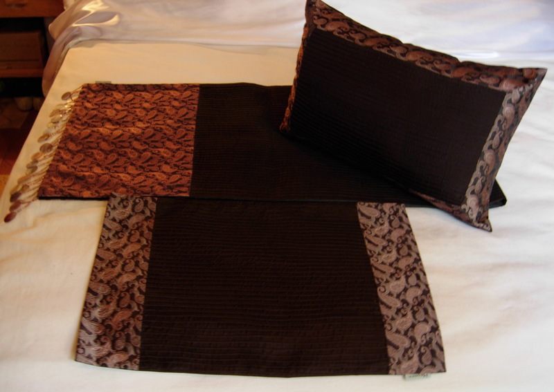 Bộ gối và khăn trải bàn Gala nâu